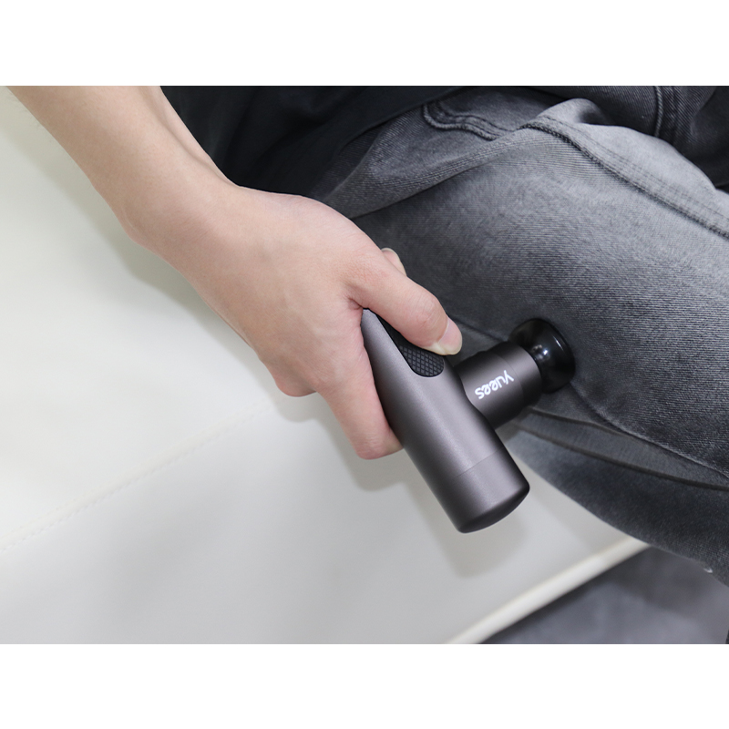 How does the temperature control system of a heating neck mask gun achieve precise temperature control to avoid the risk of skin burns?